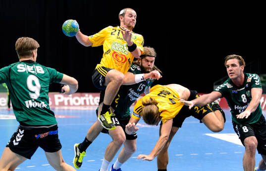 Sävehofs Tobias Albrechtson hoppar mot  mål