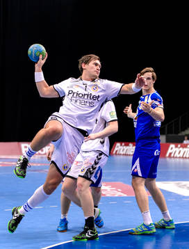 Redbergslids Lars Bernhardsson laddar för skott