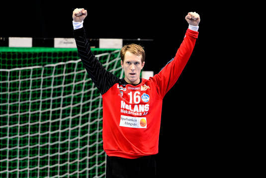 Alingsås målvakt Mikael Aggefors jublar
