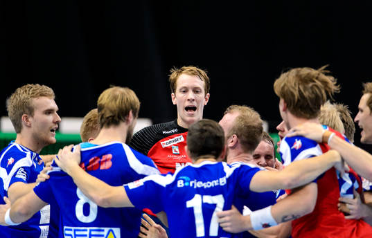 Alingsås målvakt Mikael Aggefors firar med laget