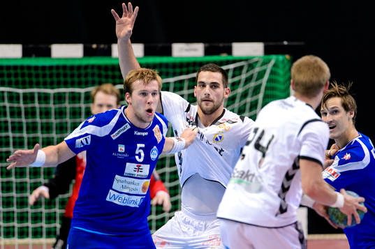 Alingsås Max Darj och Redbergslids Mario Lipovac i närkamp