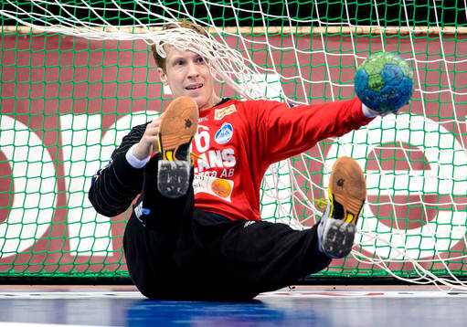 Alingsås målvakt Mikael Aggefors kastar ut bollen