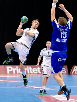 Redbergslids Linus Arnesson laddar för skott
