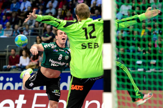 Önnereds Andreas Arrman skjuter mot mål