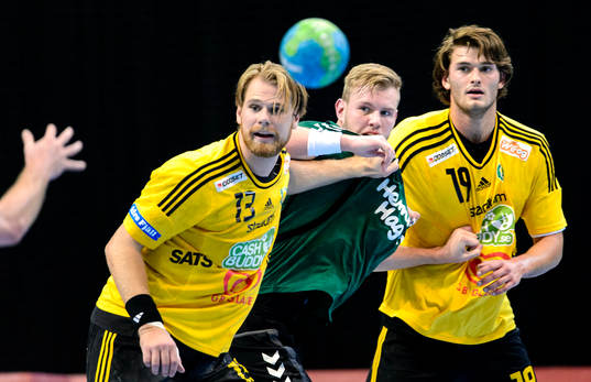 Sävehofs Oskar Ysander (v) och Niclas Fingren (h) håller