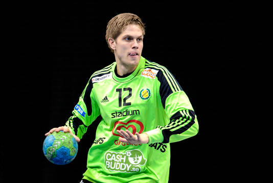 Sävehofs målvakt Peter Johannesson med bollen
