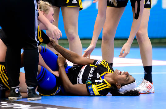Sävehofs Louise Sand ligger och jublar på golvet