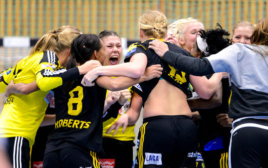 Sävehofs målvakt Filippa Idéhn firar med laget