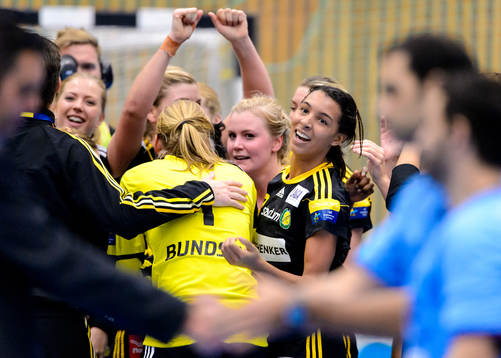 Sävehofs Jamina Roberts firar med laget