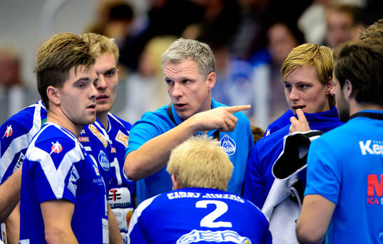 Alingsås tränare Mikael Franzén pratar med spelarna