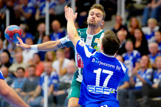 Hammarbys Martin Dolk stoppas av Alingsås Pontus Johansson