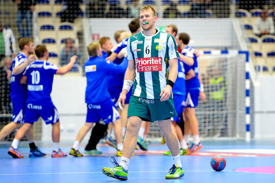 Hammarbys Adam Johansson deppar medan Alingsåsspelarna