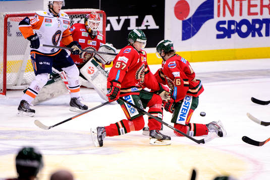 Frölundas Emil Djuse och Erik Karlsson täcker ett skott