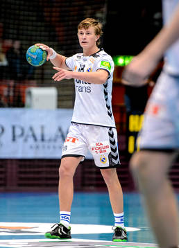 Redbergslids Jonathan Carlsbogård med bollen