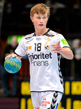 Redbergslids Jonathan Carlsbogård med bollen