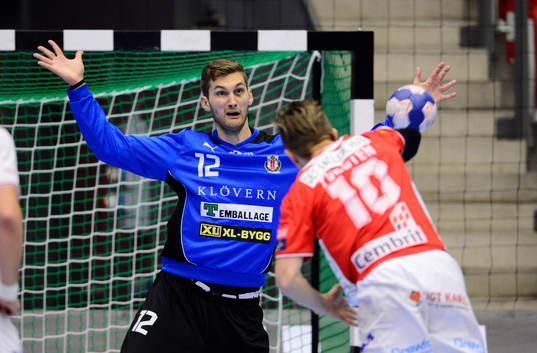 Aalborgs Havard Tvedten och Drotts målvakt Robert Bladh