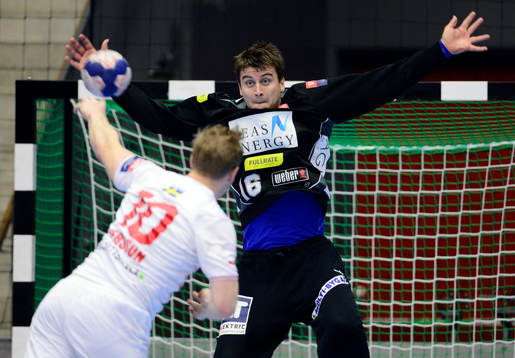 Drotts Magnus Persson och Aalborgs målvakt Ole Erevik