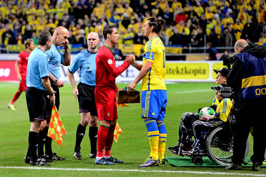 Sveriges Zlatan Ibrahimovic tar Portugals Cristiano Ronaldo