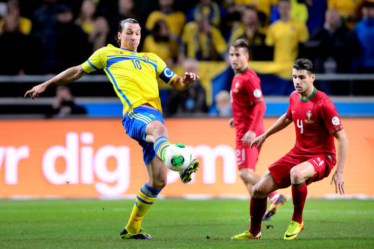 Sveriges Zlatan Ibrahimovic når bollen framför Portugals