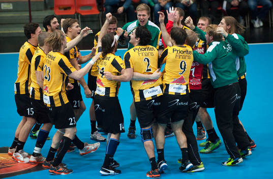 Slutsignal och Hammarby dansar i matchen i handbollens