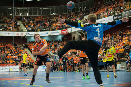 Kristianstads Albin Lagergren slår in en straff bakom