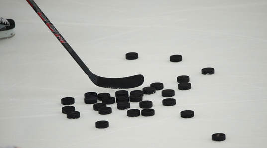 Ishockey-puckar i ishockeymatchen i allsvenskan mellan