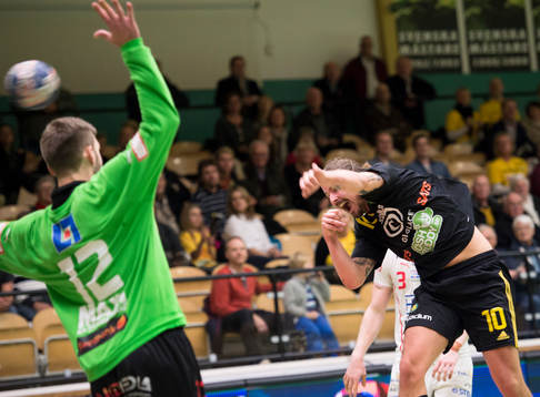 Sävehofs Victor Fridén skjuter ett skott mot Drotts