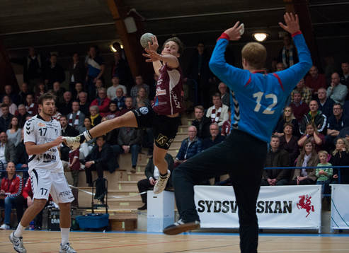 Lugis Gustav Sjölin i elitseriematchen i handboll mellan