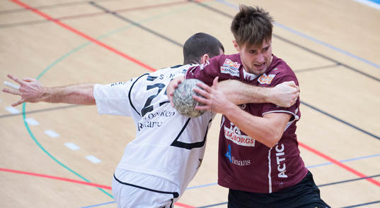 Lugis Johannes Hippe får en tryckare av Guifs Alexander