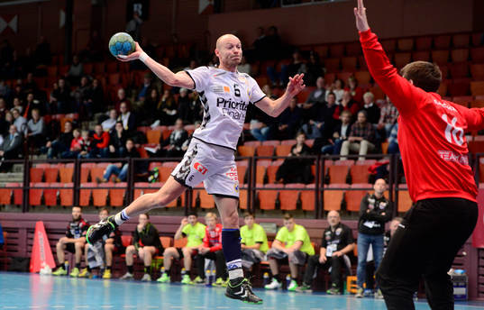 Redbergslids Henrik Lundström laddar för skott mot HK