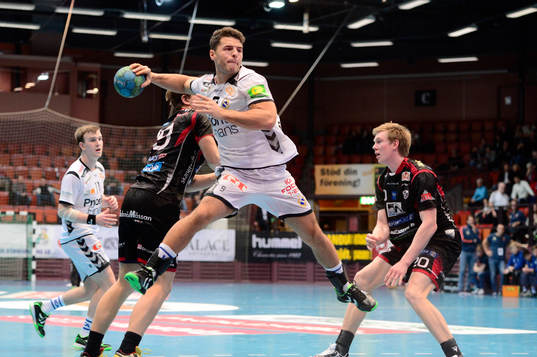Redbergslids Nikola Stojcevski hoppar upp för att skjuta