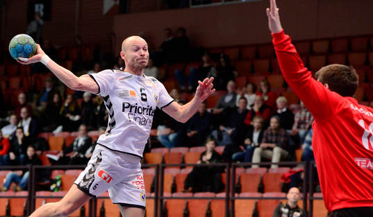 Redbergslids Henrik Lundström laddar för skott mot HK
