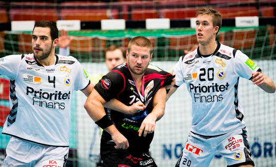 Redbergslids Mario Lipovac och Gustav Arrhenius  håller