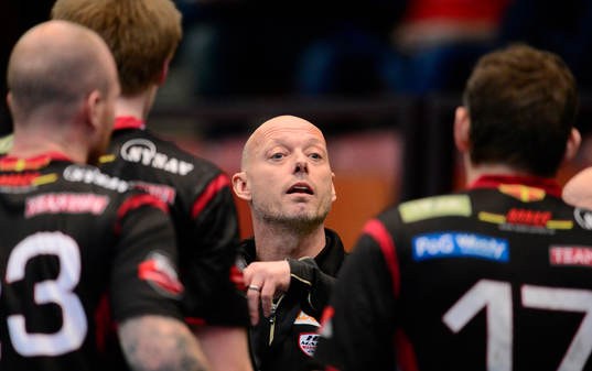 HK Malmös tränare Magnus Andersson tar ett snack med