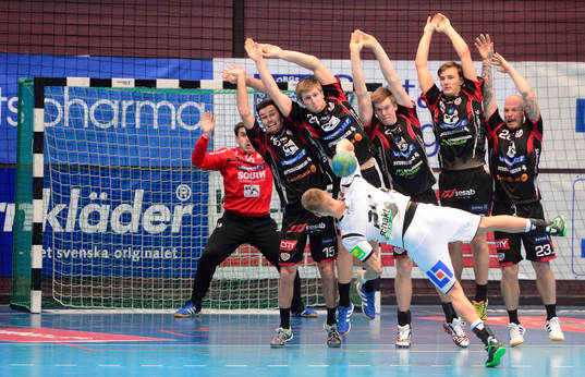Redbergslids Linus Arnesson gör 31-31 i matchens sista