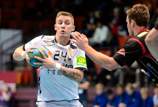 Redbergslids Linus Arnesson med bollen