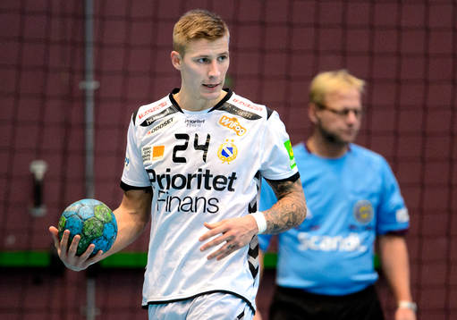 Redbergslids Linus Arnesson med bollen