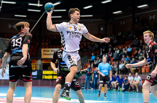 Redbergslids Nikola Stojcevski laddar för skott
