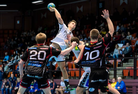 Redbergslids Nikola Stojcevski laddar för skott