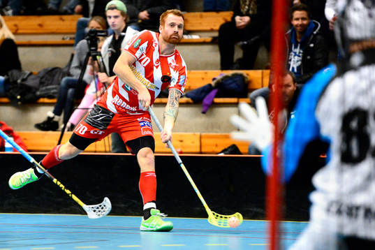 Pixbos Alexander Andersson skjuter mot mål
