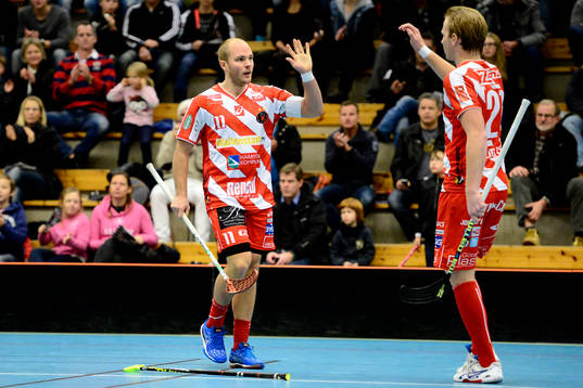 Pixbos Martin Östholm jublar med Patrik Malmström