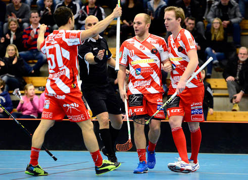 Pixbos Martin Östholm firar 4-1 med Patrik Malmström och