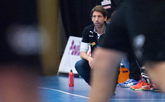 Lugis tränare Tomas Axnér i elitseriematchen i handboll