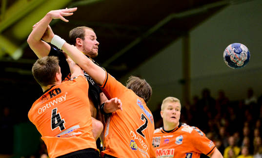 Sävehofs Tobias Albrechtson passar bollen och