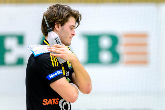 Sävehofs Niclas Fingren lämnar planen i halvtid med skada