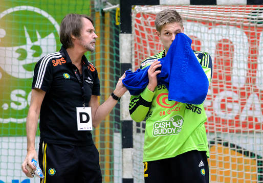 Sävehofs målvakt Peter Johannesson torkar lim ur ansiktet