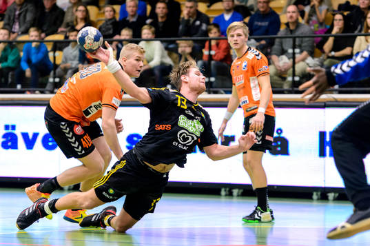 Sävehofs Oskar Ysander laddar för skott
