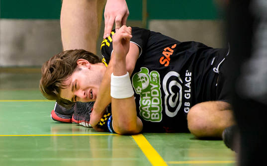 Sävehofs Niclas Fingren ligger skadad på golvet