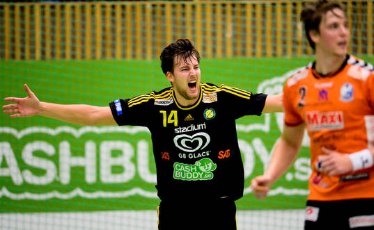 Sävehofs Mattias Thynell jublar och i förgrunden deppar