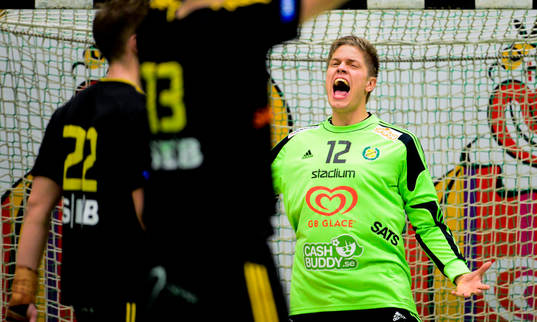 Sävehofs målvakt Peter Johannesson jublar